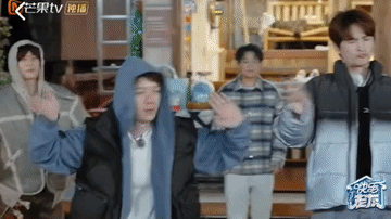 《快乐老友记》有风季今天的花絮，短短26秒，反复观看了好多遍[大笑]陈楚生在学