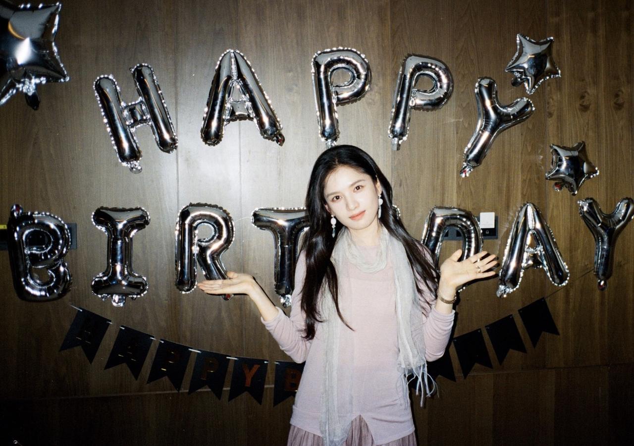 7月10日，李现晒张婧仪美照，并配文：“我拍的张婧仪，生日快乐”！今天是张