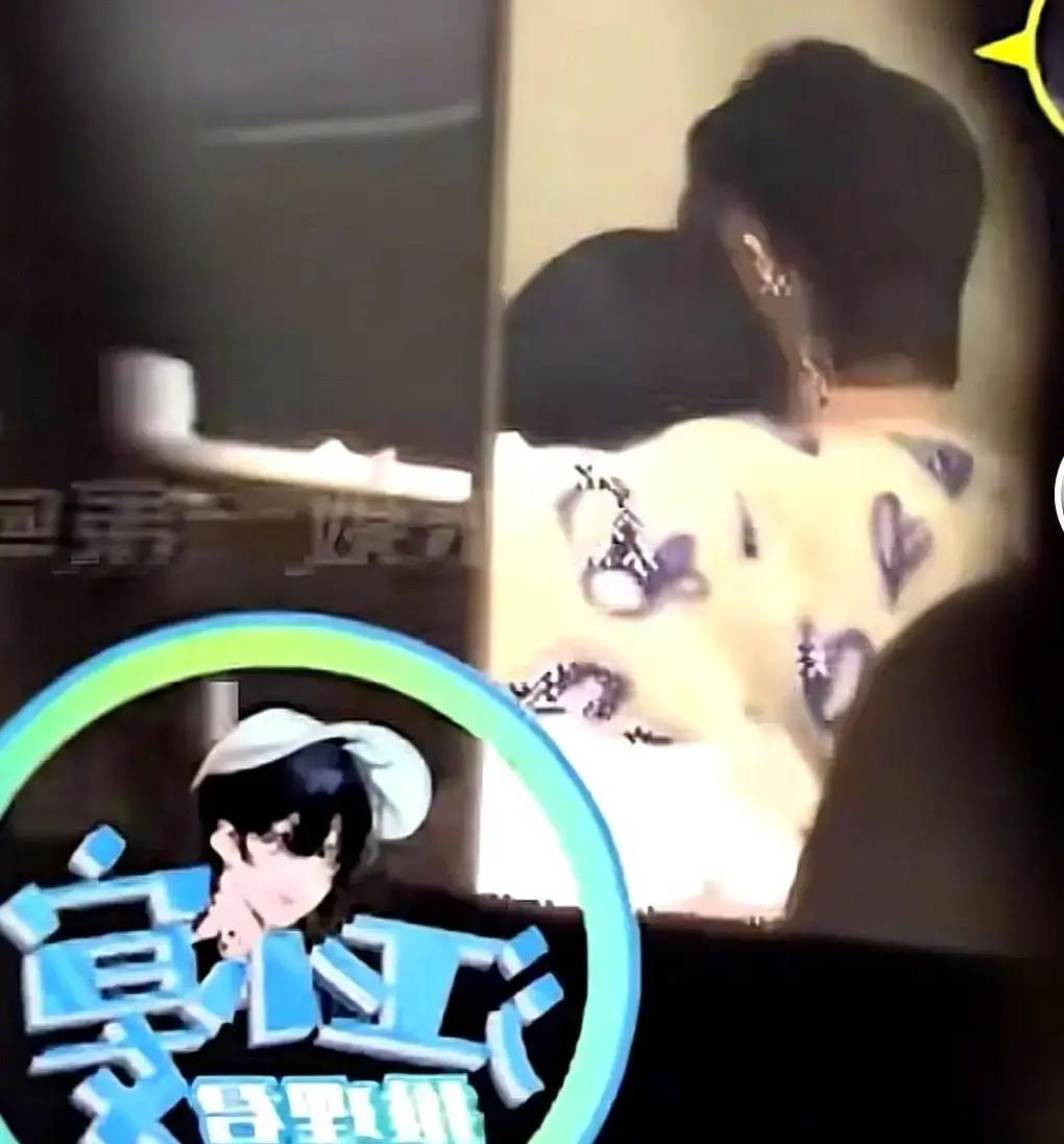 黄晓明身边换人了龙丹妮朋友圈一句“离谱”冲上热搜。网友把短发背影放大十倍，