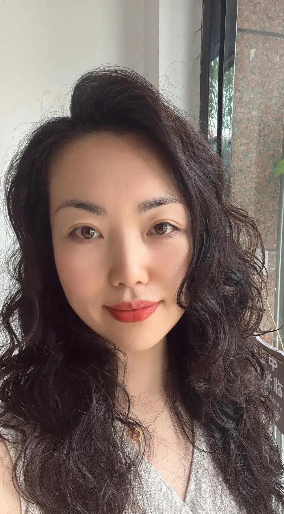 上个月我妈换膝盖骨缺钱，我硬着头皮去婆婆家借。她把一张3万的存折塞到我手里，面无
