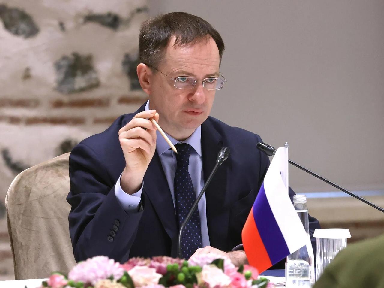 俄罗斯总统新闻秘书德米特里·佩斯科夫宣布了一条消息，俄罗斯、美国和乌克兰新一轮三