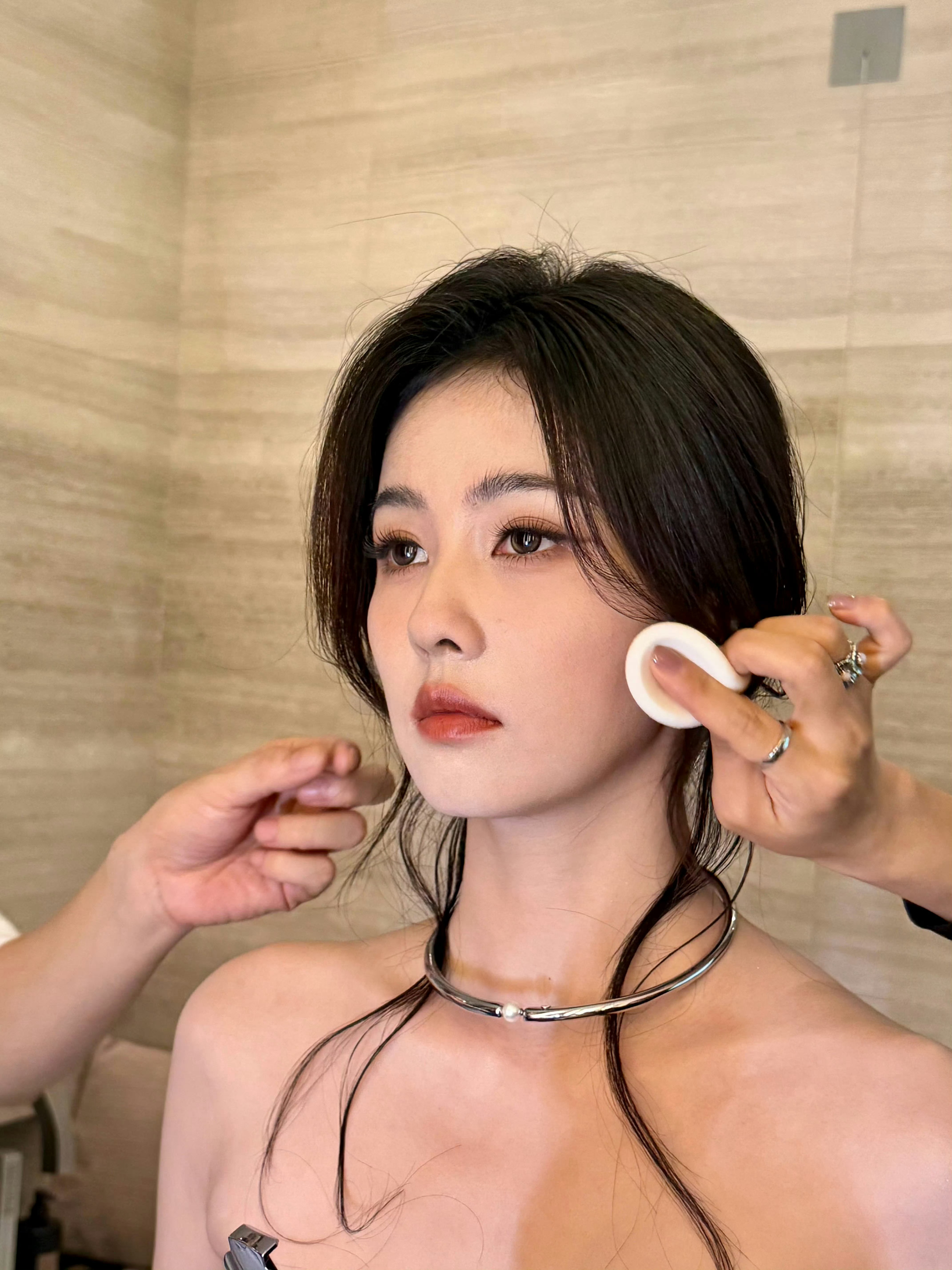 白鹿美貌出圈，谁懂看到白梦妍第一眼的惊艳感，超绝的美貌白鹿试衣服