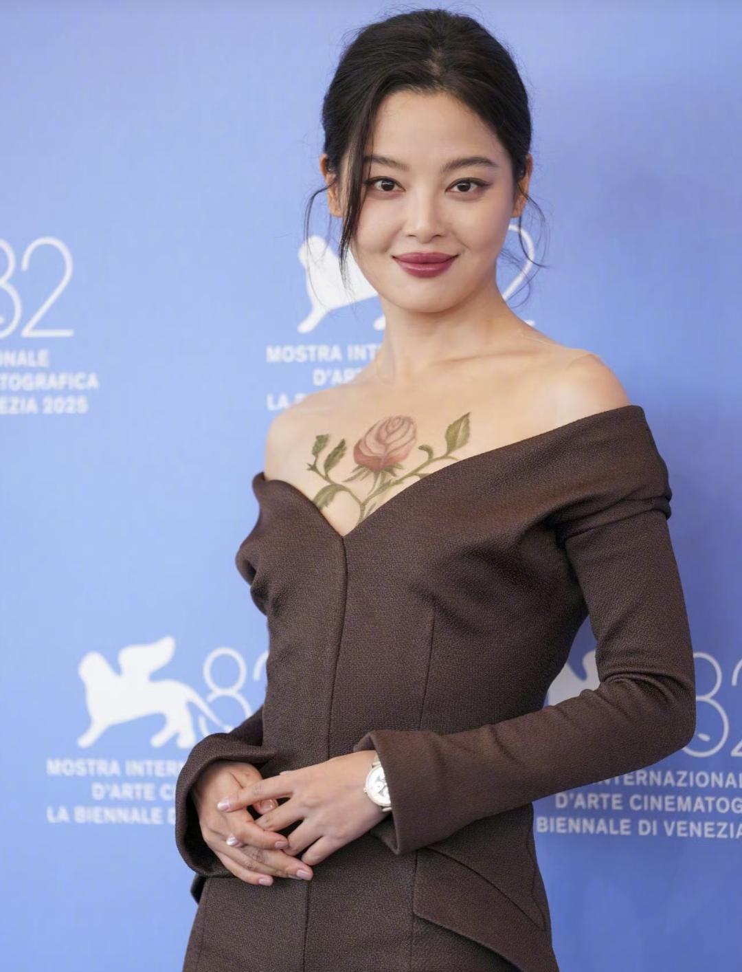 估计过了今天之后，辛芷蕾在娱乐圈的地位一下子就上去了，很多明星都得羡慕嫉妒了。