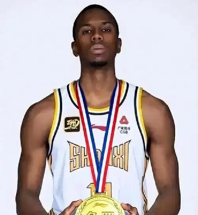 裁判漏判，广东白输迪亚洛连肘三次，裁判只吹一次。CBA官方报告第二天就认：