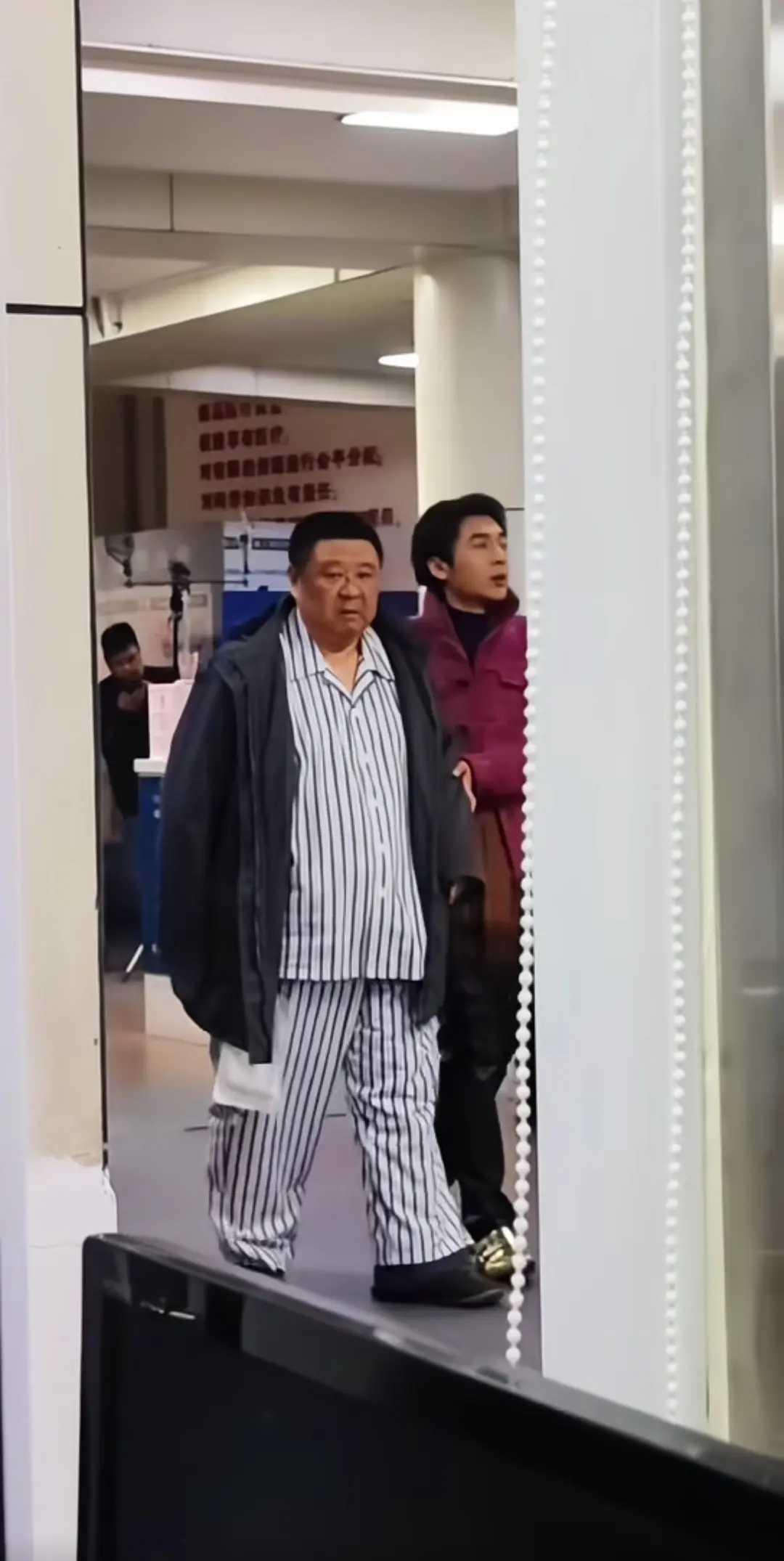 在医院里碰到的，好面熟啊。