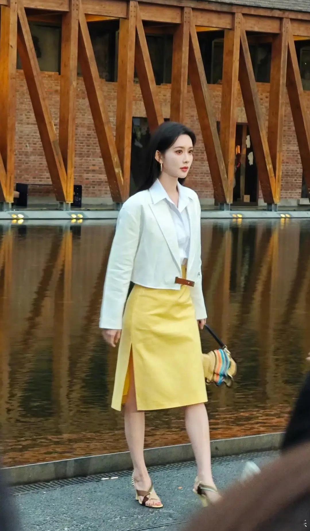 孟姐肢体好像不是自己的，有点僵硬