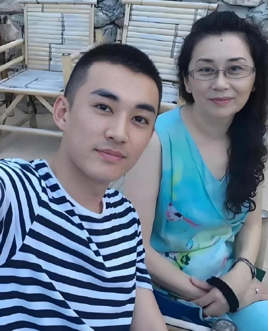 看了刘学义妈妈，我才明白“儿子颜值看妈妈”真没错。他妈妈气质佳，难怪刘学义颜值高
