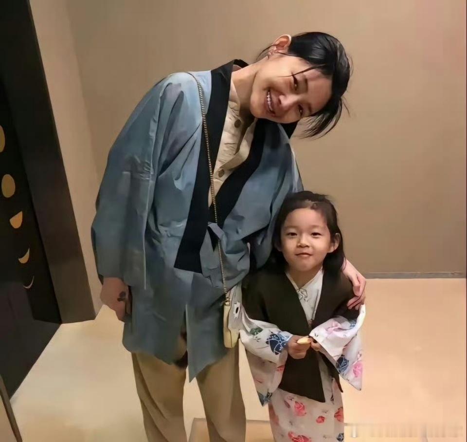 小玥儿关注了妈妈的2个号，发布的首条内容是在用烟花缅怀母亲吗？昨天是母亲节，小玥