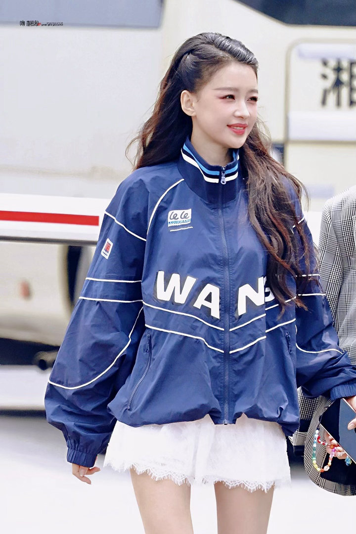 孙怡在江语晨范玮琪背后比耶乘风2026建议节目组把孙怡这个比耶剪进正片。这么可