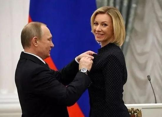 我第一次看到这样的新闻，真的没忍住笑出声。马克龙在那边慷慨激昂地谈论要派兵去