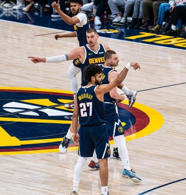 穆雷有机会拿一阵吗？东契奇意外腿筋拉伤，评选场次大概率不够65场，隔壁的华子