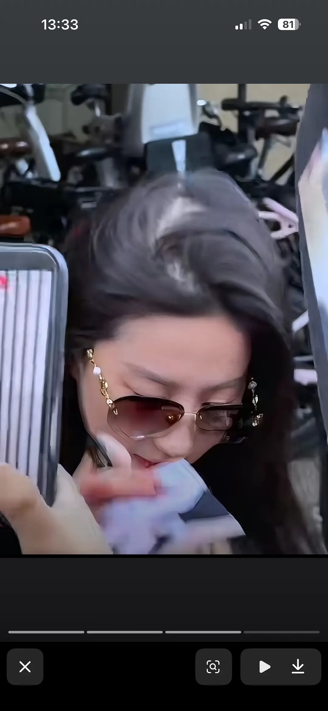 看多了精修，我从小一直以为她的毛发很旺盛原来也都是💇吹的，是造型啊