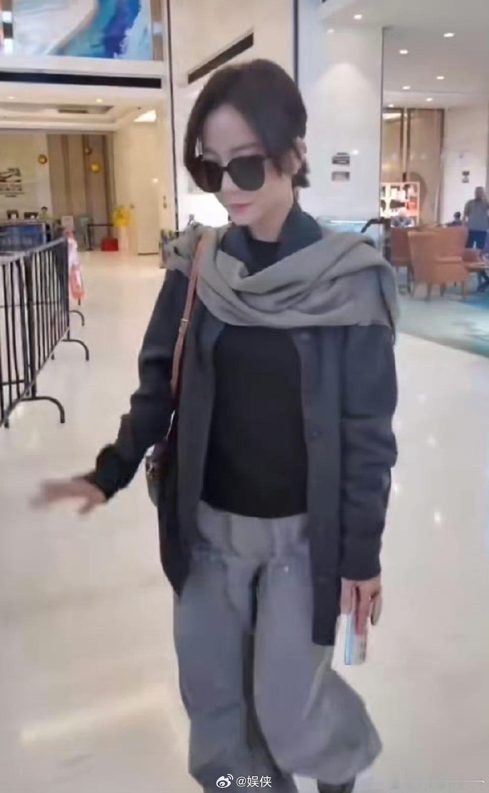 王珞丹两天穿搭判若两丹王珞丹这反差绝了！又甜又拽，太可爱啦！乘风2025​​