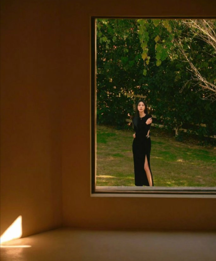 张俪的这身穿搭太有故事感了，黑裙勾勒出完美的身形，背景仿佛就是森林深处，她就是那