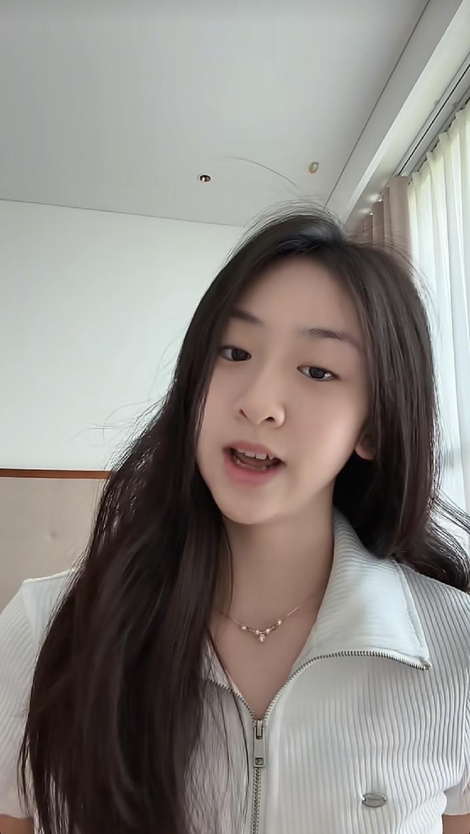 6月21日，田亮晒出女儿森碟的近照，她的变化好大，找不到小时候的样子了，显得成熟
