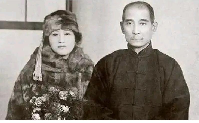1981年5月，88岁的宋庆龄躺在北京中南海的病房里，生命已经进入了倒计时。这位