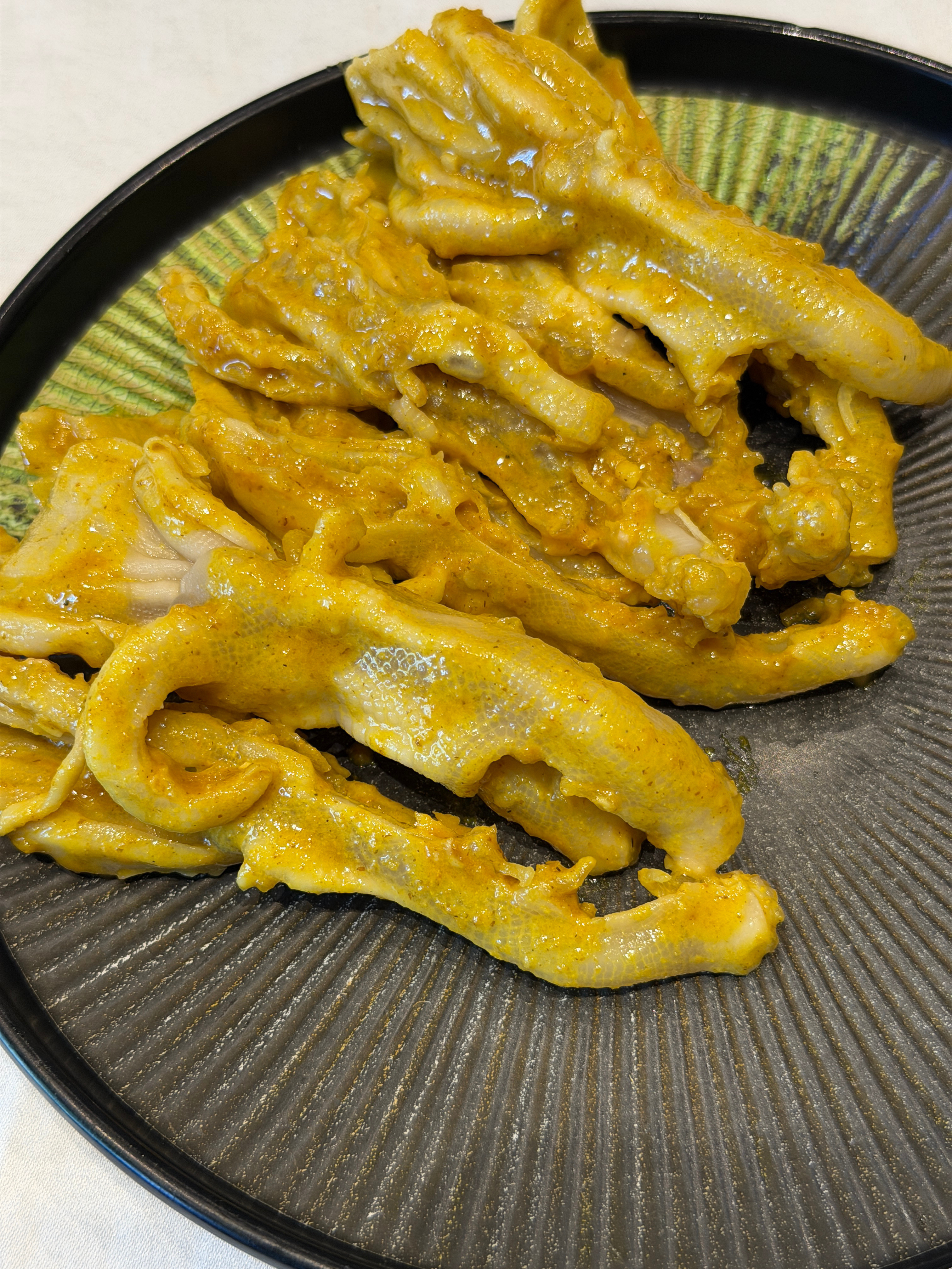 北京菜的饭馆儿一般都有这道凉菜《芥末鸭掌》黄芥末做的，有的很窜很上头。北京