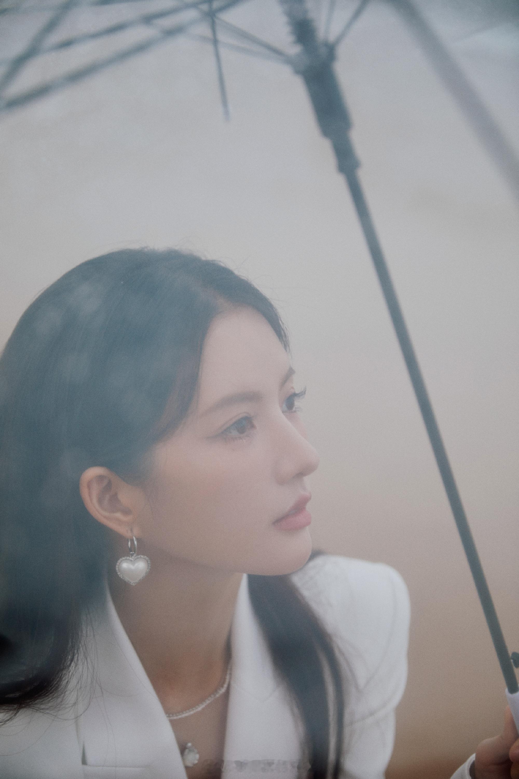 刘些宁海滩外景美拍撑伞大片