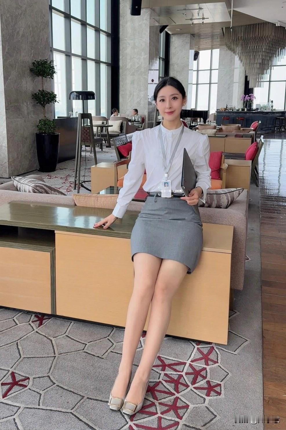 早冬职场|同事都夸这一身好~嗨嗨，周末的通勤打卡时间忙碌了一天，来杯咖啡犒