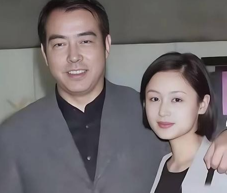 婚后生活陈凯歌自理能力弱常忘电话号码，问陈红眼镜剃须刀在哪，丢了几十副眼镜和手