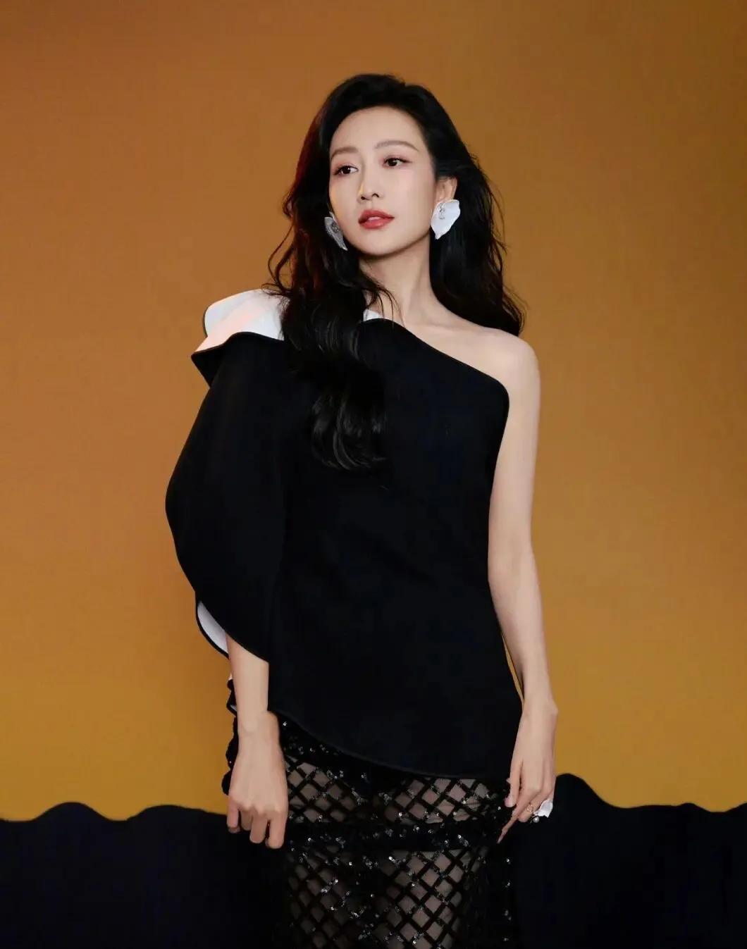 被王鸥的穿搭美到了！✨斜肩设计秀出优越肩颈线，渔网裙若隐若现，神秘又性感。黑