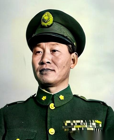 为了不给死对头敬礼，开会故意迟到。非要等老蒋进了会场，他才跟着进去，这样就能直