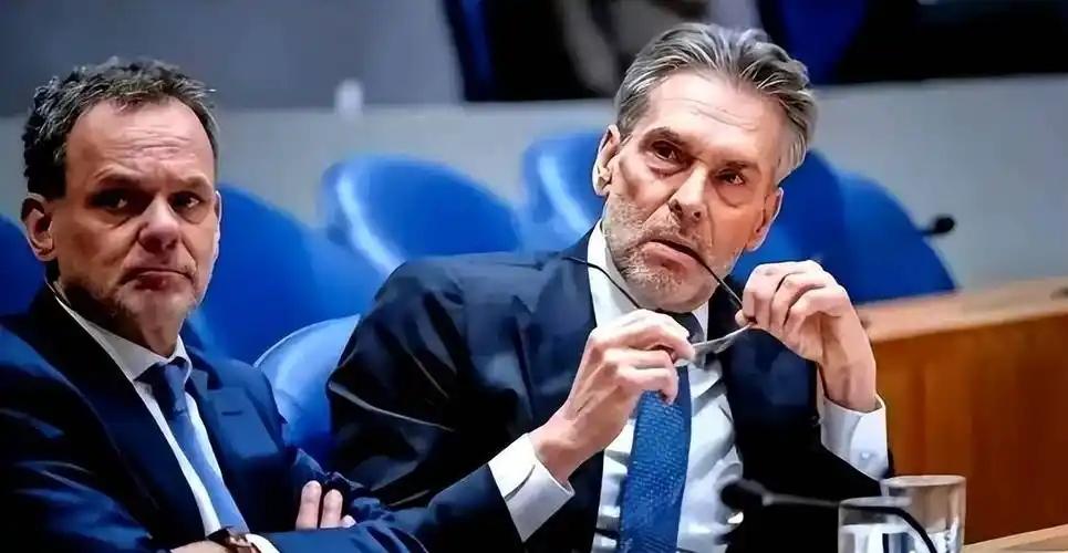 都以为稀土管制能按住荷兰，没想到人家反手就把中低端DUV光刻机也禁了，连老设备维