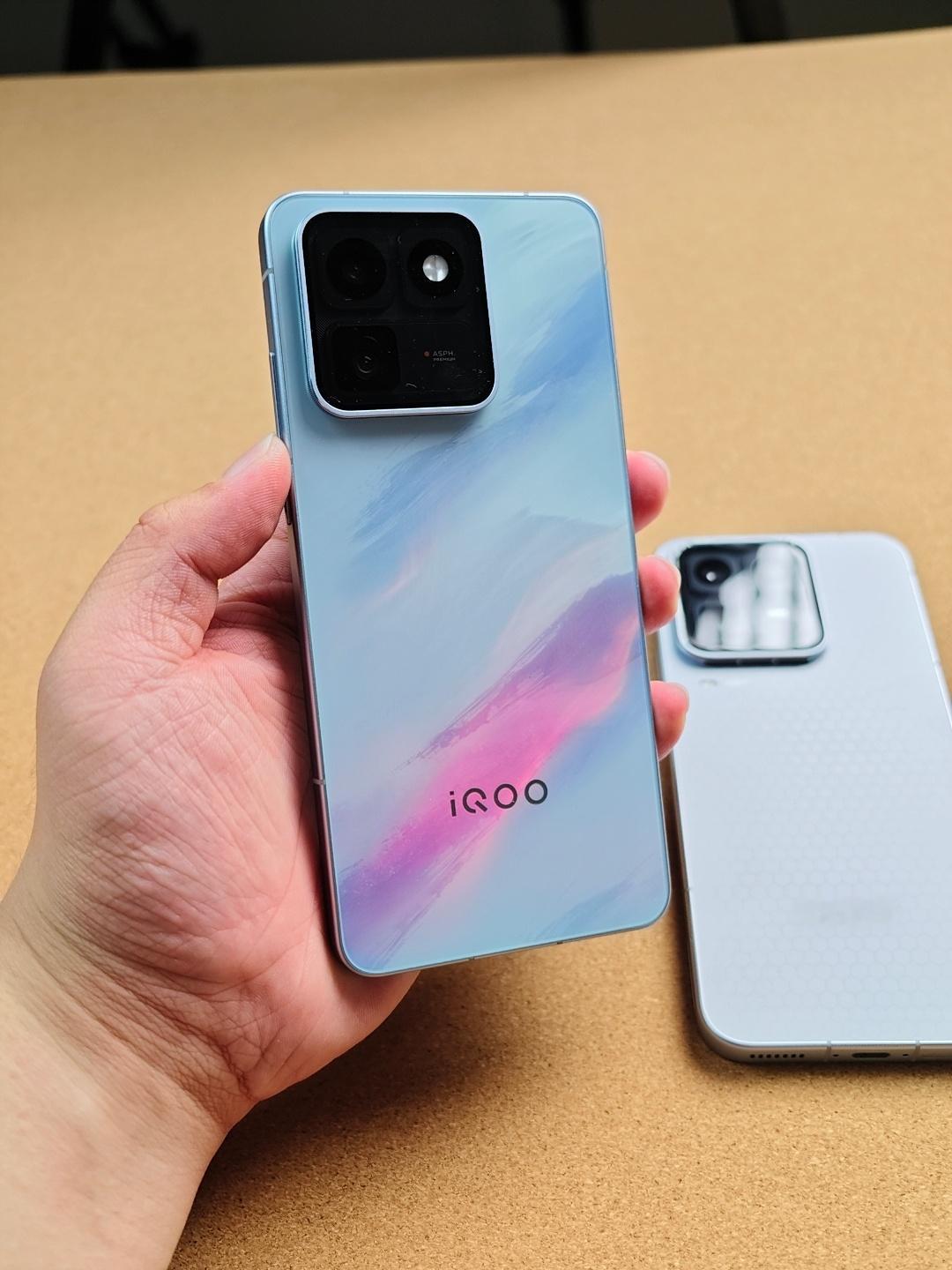 iQOO15T外观对比iQOO15Ultra，你们觉得怎么样？iQOO