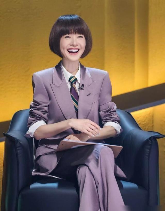 镜头中的陈鲁豫发型利落无瑕，牙齿齐整如贝，气质清甜，笑容可掬，但节目内外总爱翘二