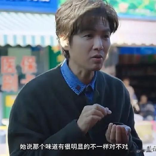 钟汉良逛到蓝莓摊前，他随手抓了两颗就往嘴里塞，刚嚼没两口，老板的惊呼声就响起来了