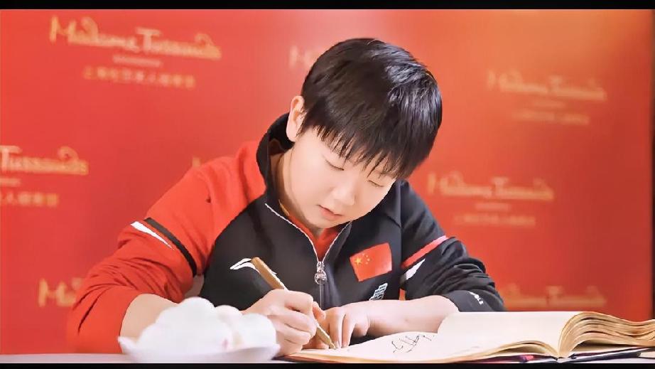 谁能拒绝一个明媚如阳光的莎莎呢坚定信念，追逐梦想这是莎莎给大家的寄语也是莎