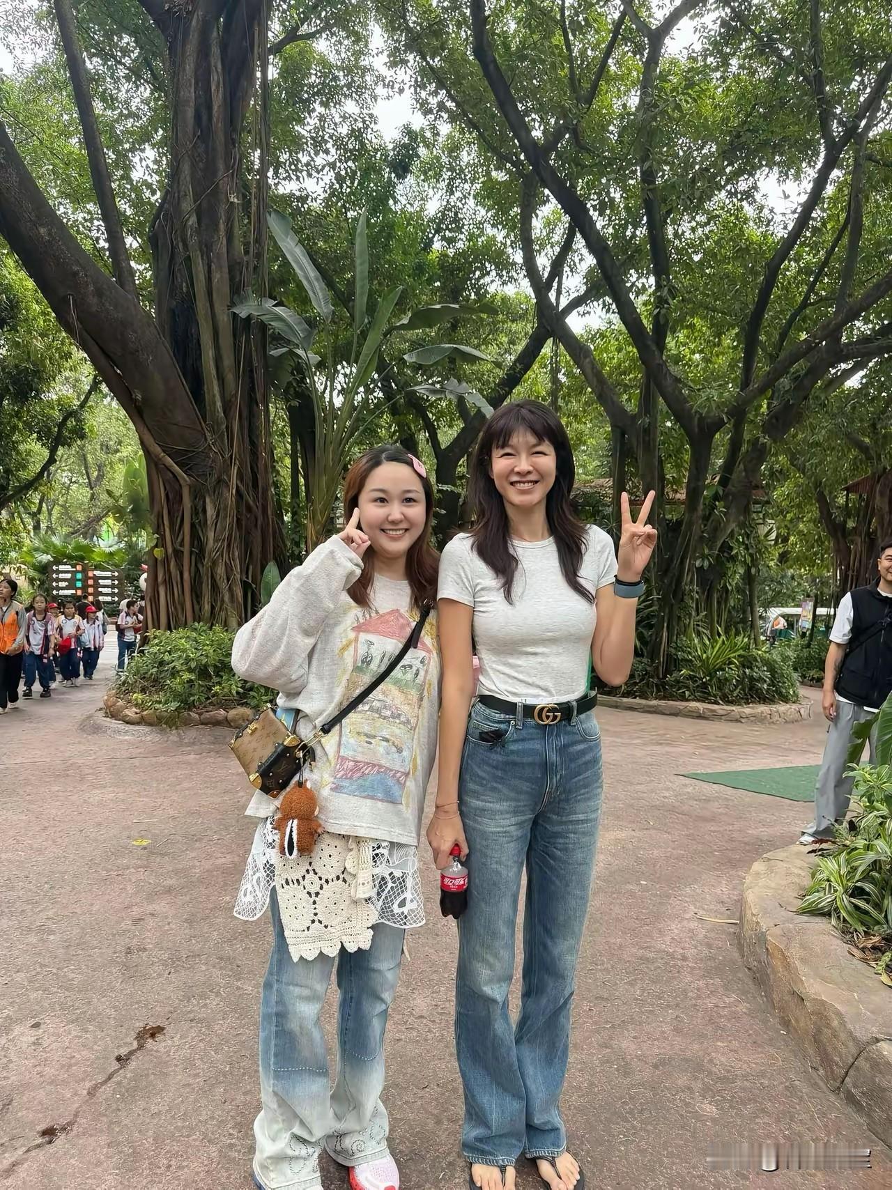 老天呐，差点没认出来，真人比电视上还漂亮！