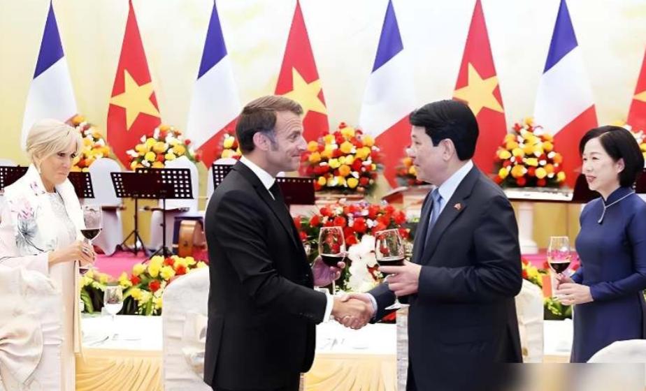 玩大国博弈，转身向中国求高铁？一边和法国总统马克龙签署20架空客大单，一边又故意
