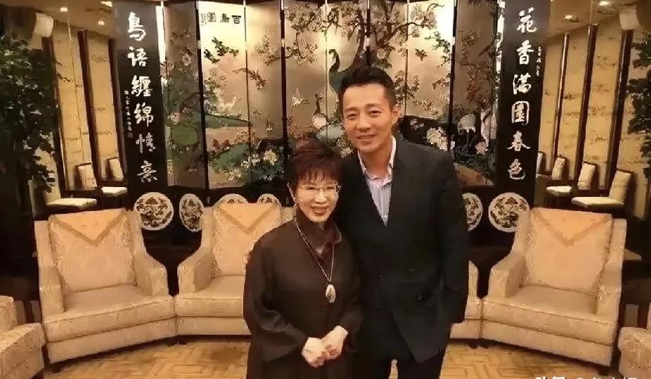 77岁洪秀柱顶压力现身阅兵！汪小菲尽地主之谊央视镜头特写中，洪秀柱神情专注地