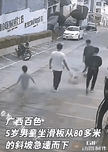 惊呆所有人：5岁男童坐滑板从80多米的斜坡急速而下，斜坡的尽头是大马路，眼看就要