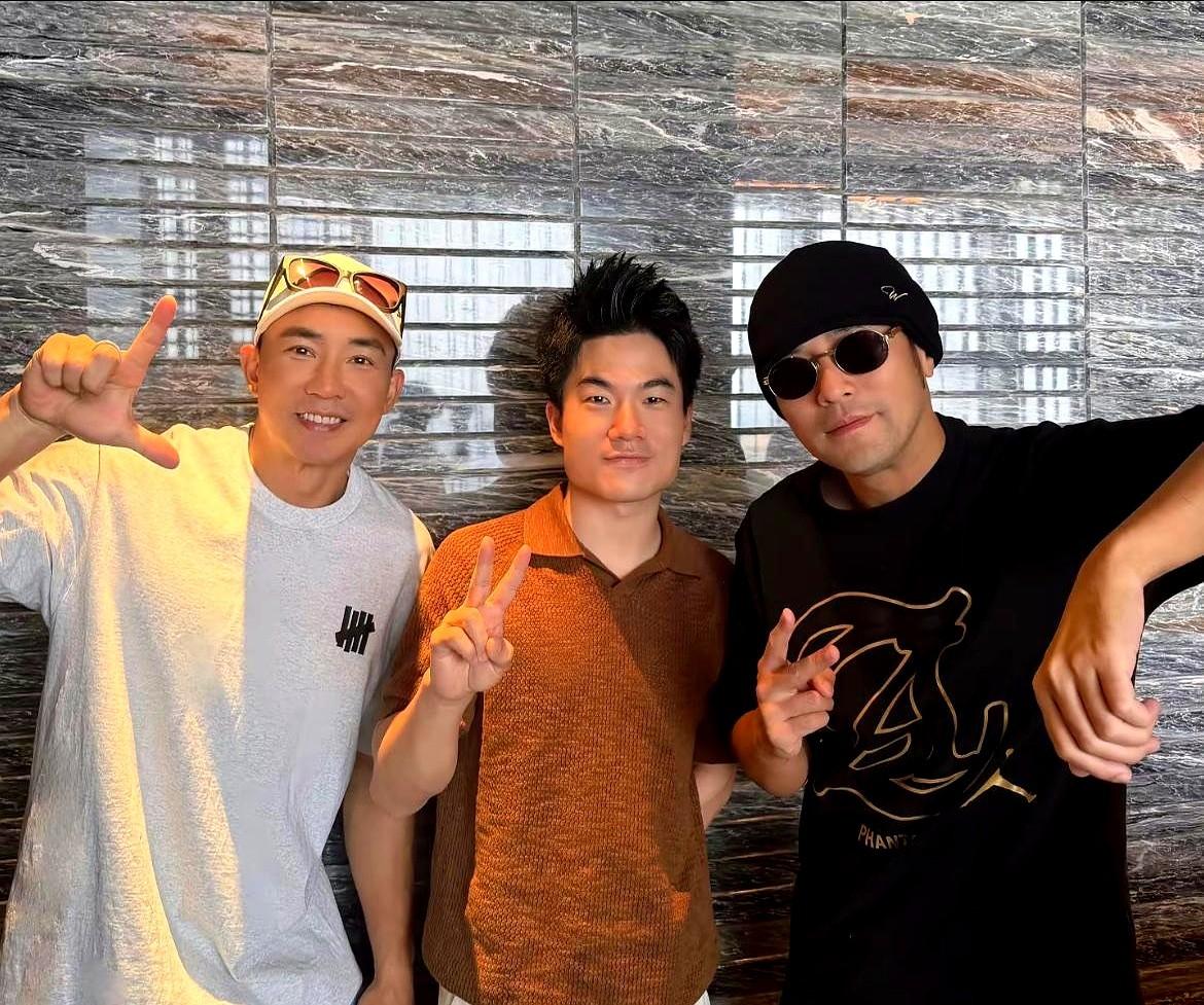 董宇辉晒周杰伦、刘畊宏合照，同款上衣藏出行程。那件棕色的Polo衫，他白天陪着