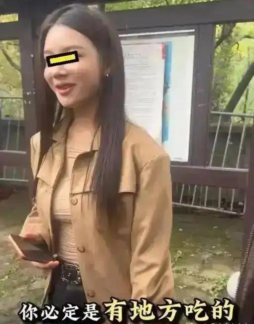 浙江市中心公园的相亲角，清晨就热闹起来，红绳挂满征婚资料，大爷大妈来回打听，格外
