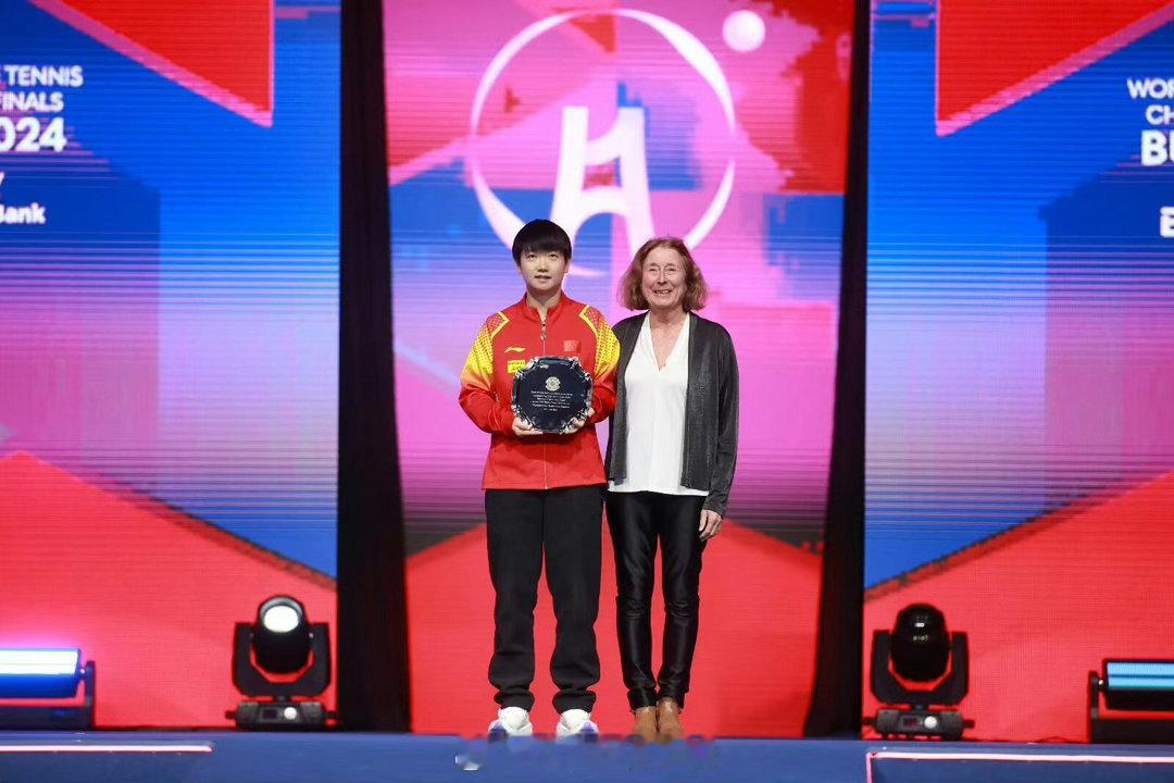 孙颖莎晒照总结世乒赛孙颖莎首位蝉联团体世锦赛女子MVP的球员！首位世界乒乓球团体
