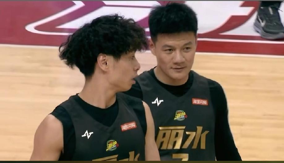 温州队今晚上就输给了丽水队场上这对“双子星”:倪豪凯和徐敏伟。第一节终场前，温