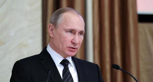 普京要怒了，感觉被耍了！12月的基辅寒风里，泽连斯基裹着军大衣站在总统府台阶