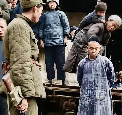 话说回来，这腔调让秦改朝心里“咯噔”一下。太熟了！沙哑的底色，加上那尾音不经意的