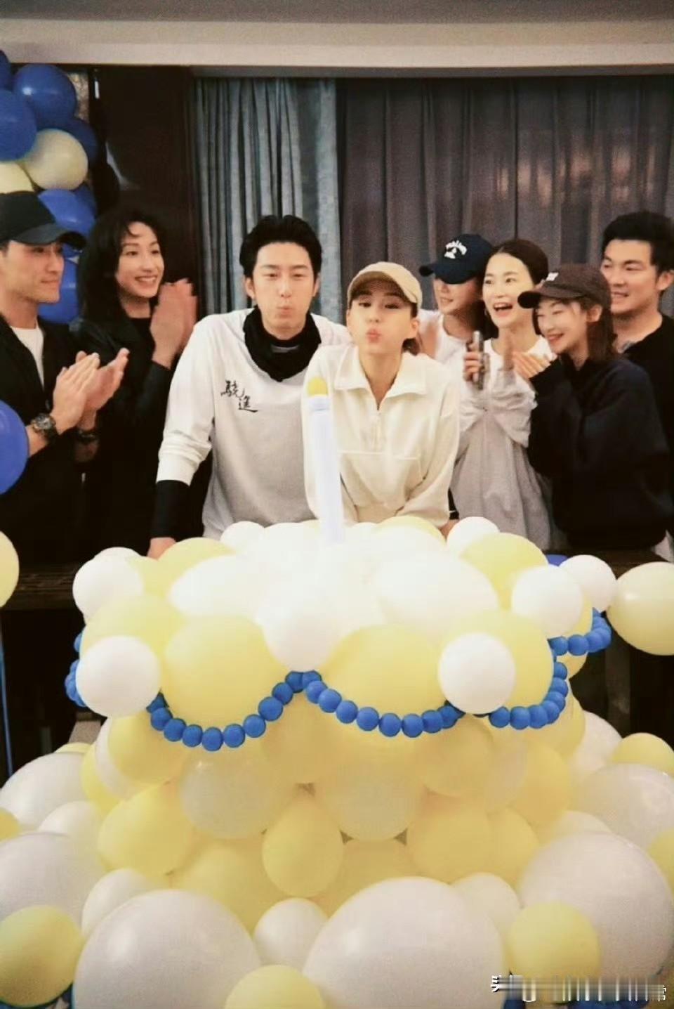 窦骁何超莲这对儿看照片还是挺甜的！青蛙玩偶服也太可爱了，一看就是小情侣之间的专