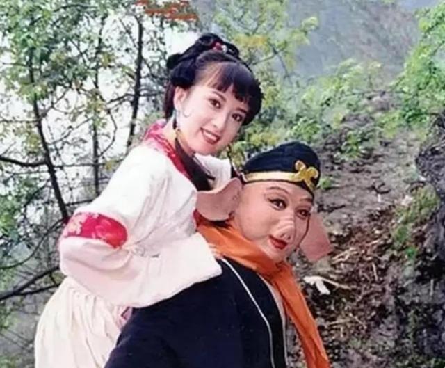 1986年，“猪八戒”的扮演者马德华去用餐，付钱的时候给了老板一张100钞票。谁