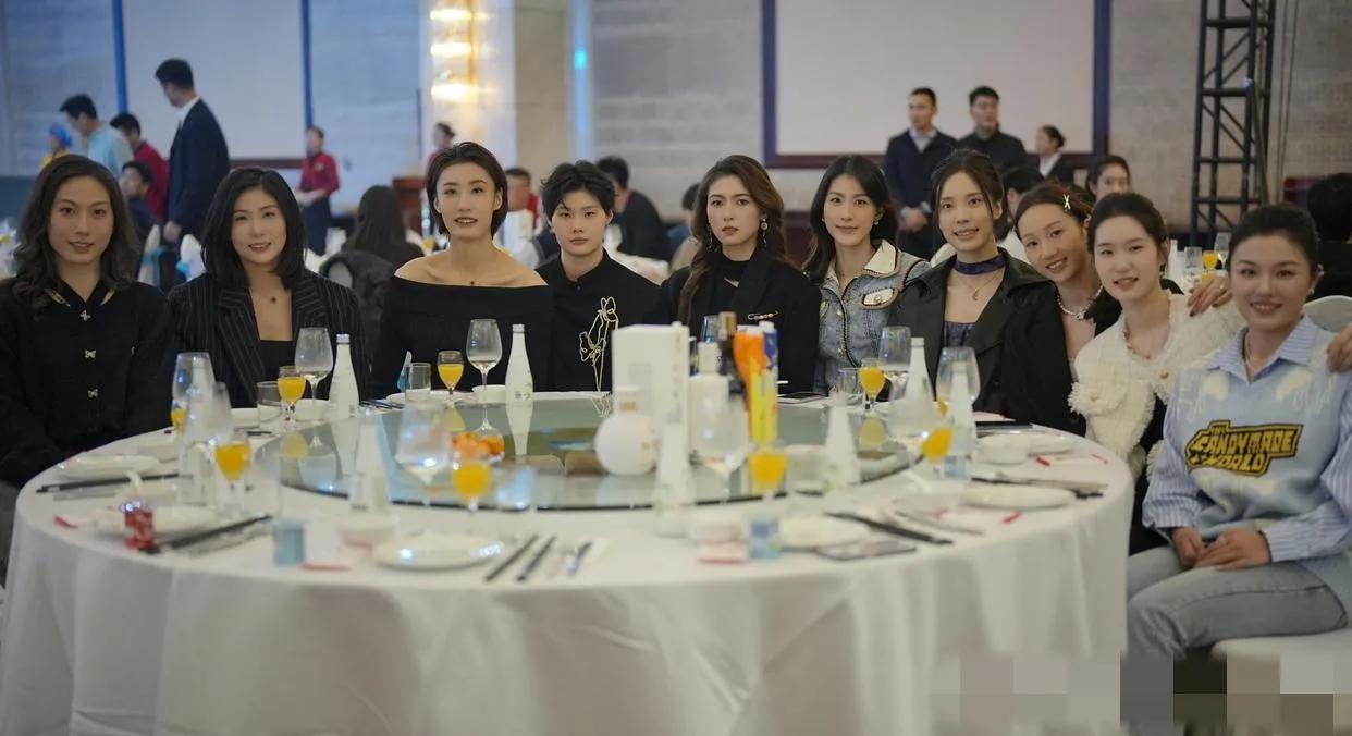 哇哦，这张中国女排的私服照好美呀：我一眼就认出了卷发垂肩的欧阳茜茜，直发齐肩的高
