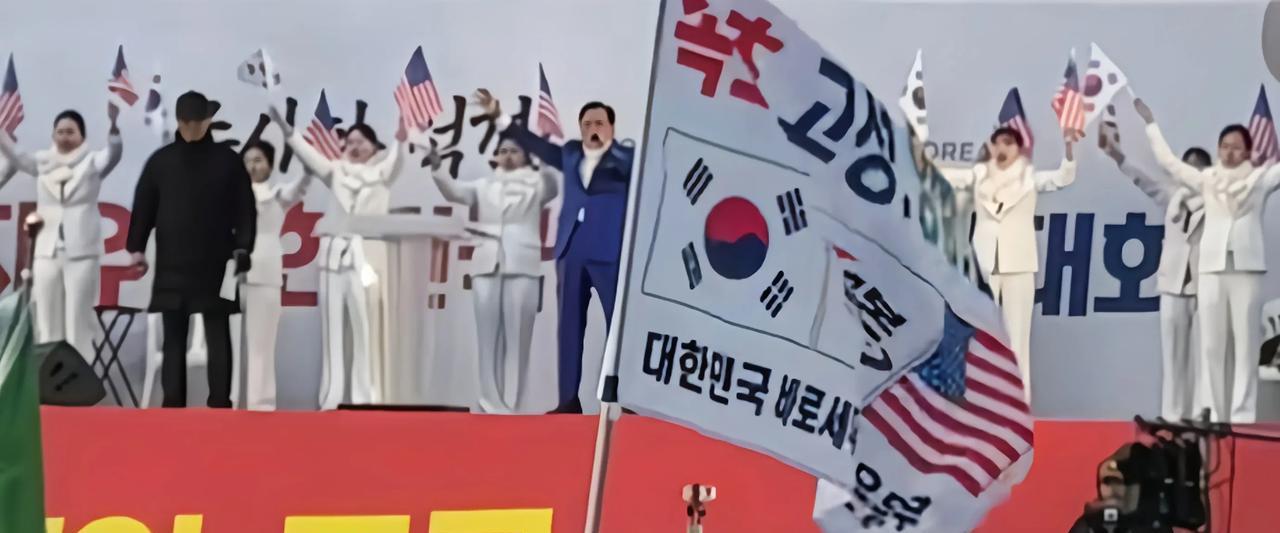 无法理解！大韩民国大选期间有人把美国国旗和韩国国旗合在一起变成一面旗的行为。我