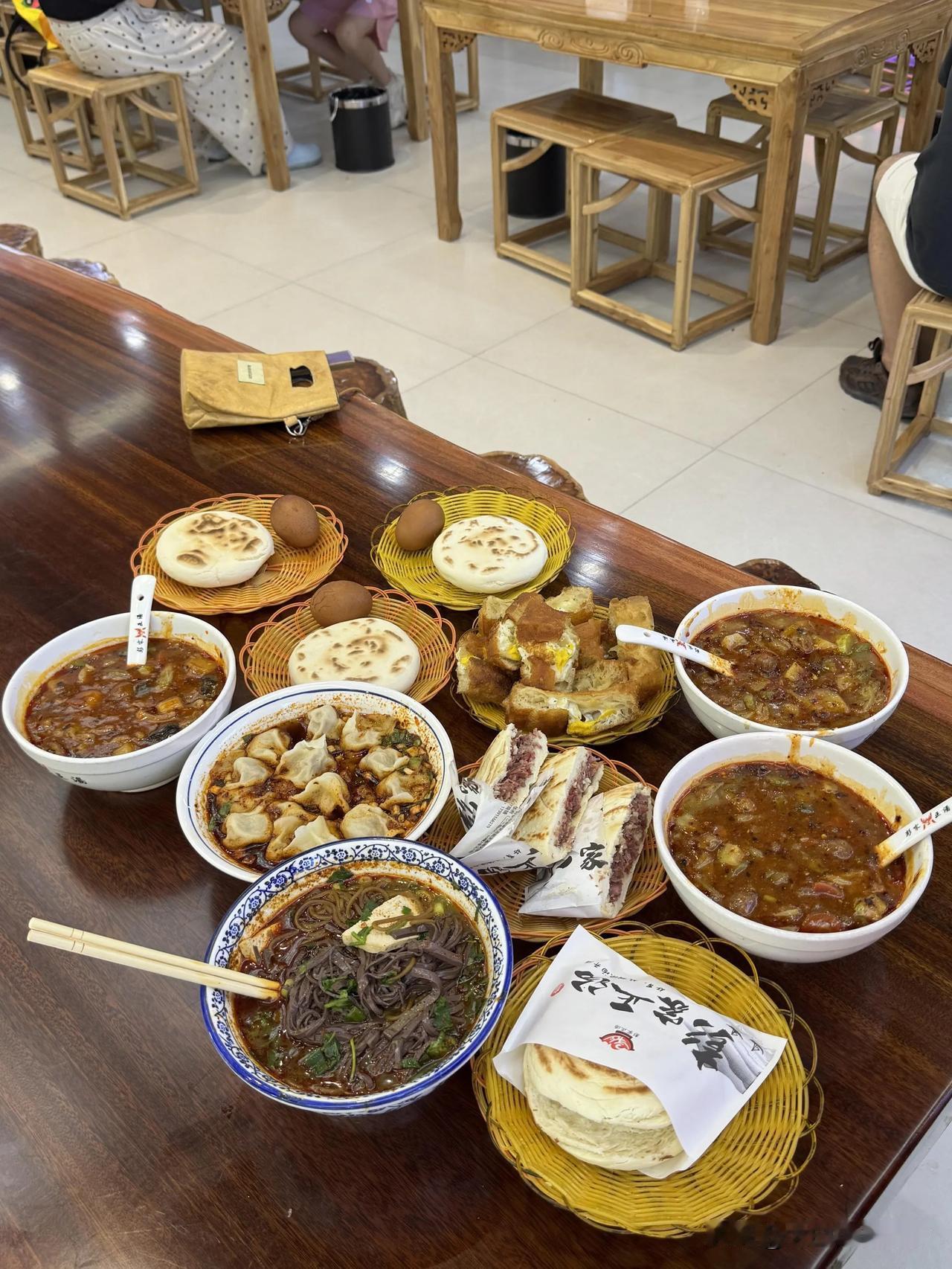陕西早餐确实硬核，碳水配碳水太快乐了！像牛羊肉泡馍，得自己掰馍，越小越入味，浇上