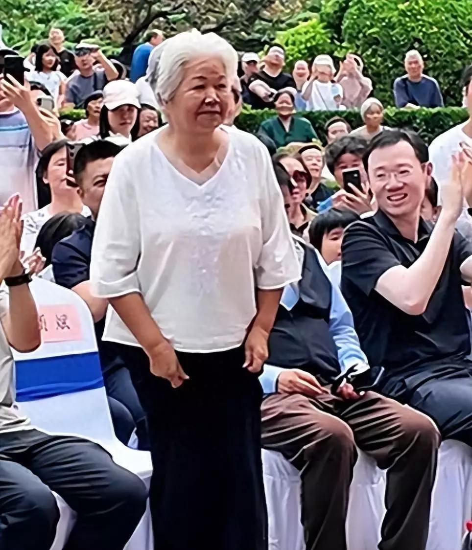 央视名嘴邢质斌的近况，真有点不敢认。6月底北京丰台方庄美食季路透里，她坐在台下角