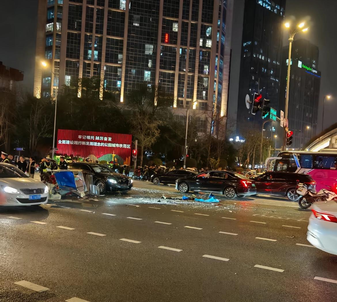 成都19岁小伙无证驾驶，1死6伤，这下只怕要牢底坐穿，赔惨了。3月