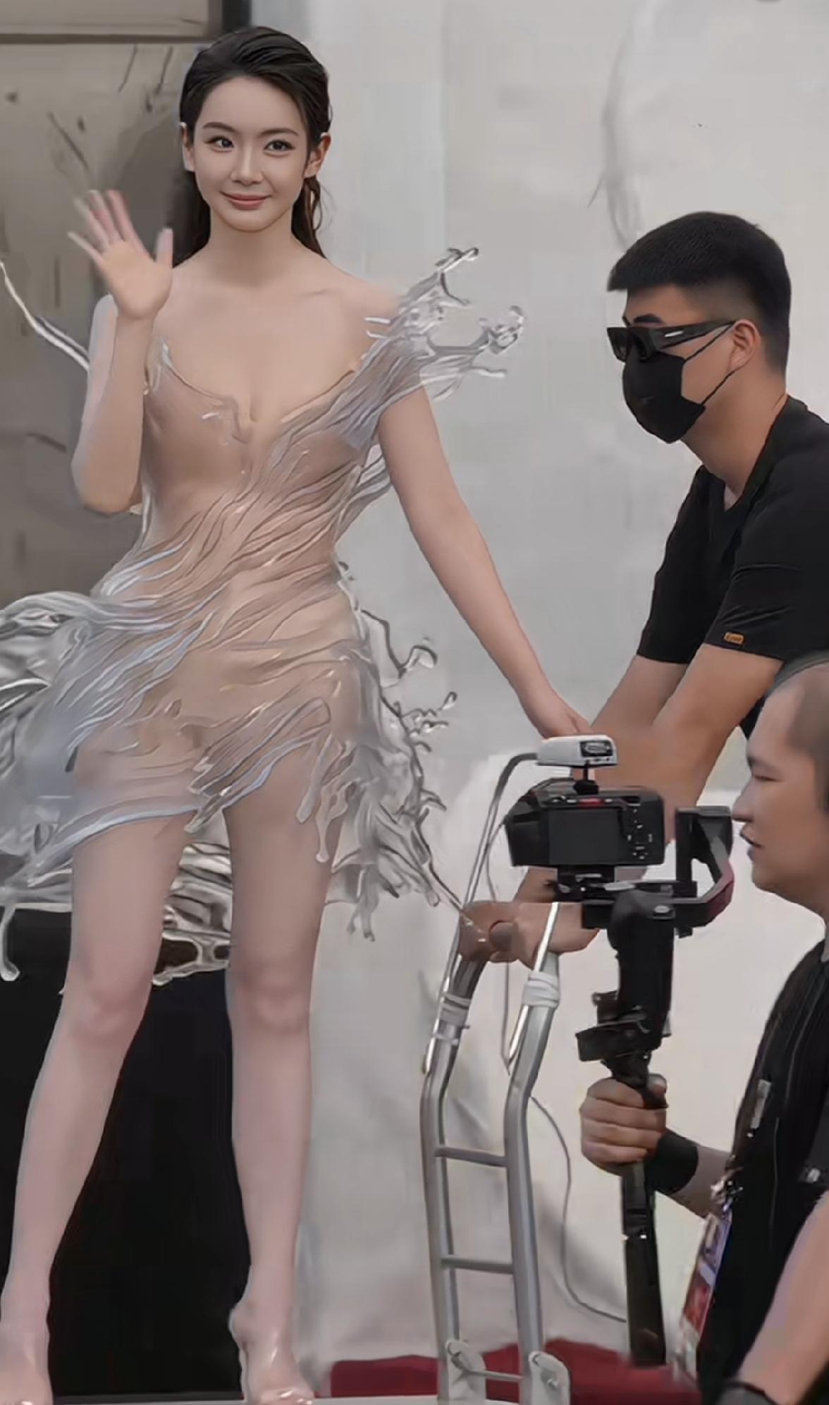 仔细看看图片中美女她是戚薇，戚薇穿成这样，你们喜欢吗？红毯本就是展现创意的地