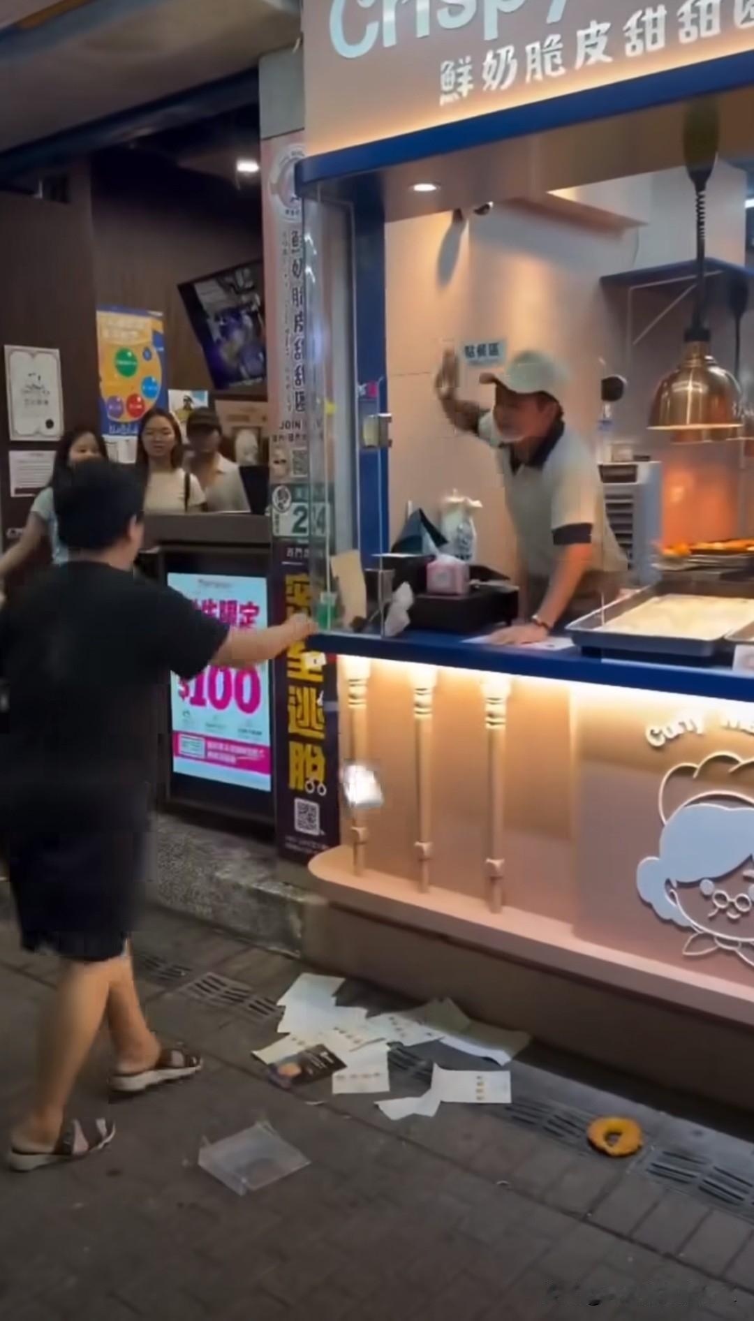 台湾省，一名58岁女子来到一家甜甜圈店，不遵守排队秩序并试图插队，一名28